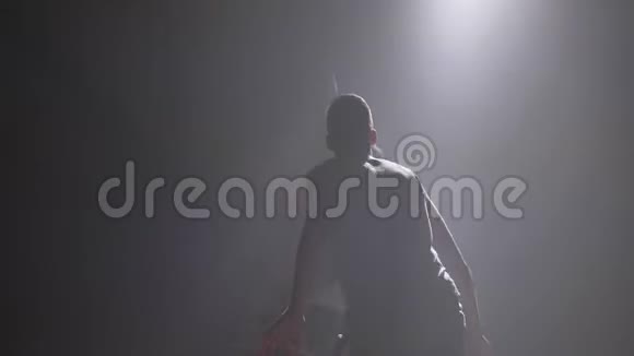 两个篮球运动员的影子在室内一对一玩室内有烟雾和泛光灯视频的预览图