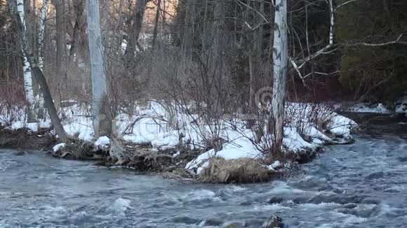 赊河流过一个白雪覆盖的小岛视频的预览图