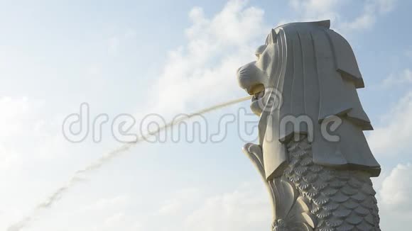 鱼尾狮雕像对抗早晨的天空视频的预览图