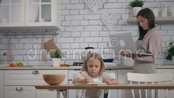 妈妈带着孩子在厨房视频的预览图