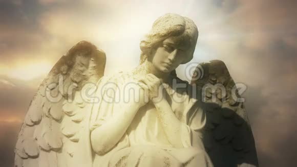 天使的雕像在时间流逝的金色云彩天使0102高清视频的预览图