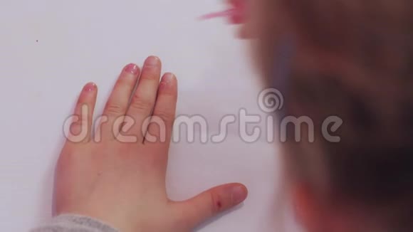 小女孩的指甲视频的预览图