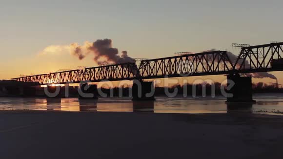 火车在桥上行驶视频的预览图