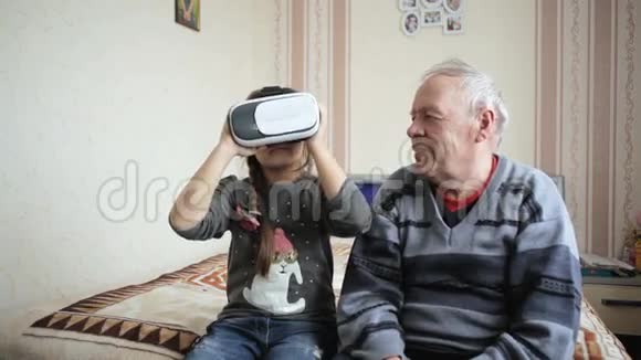 爷爷正在开发新技术虚拟现实视频的预览图