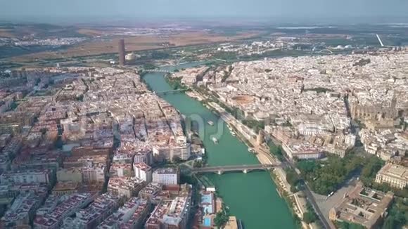 西班牙塞维利亚城市景观和瓜达尔奎维尔河的鸟瞰图视频的预览图