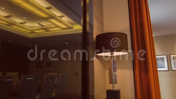 旅馆房间里的台灯很漂亮视频的预览图