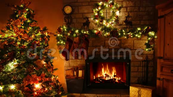 令人难以置信的4k木柴火焰燃烧壁炉循环在舒适的节日圣诞树新年装饰诺尔房视频的预览图