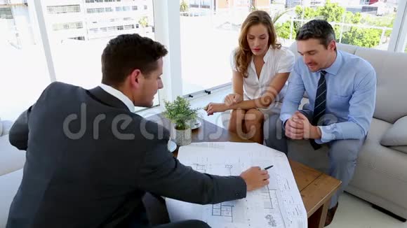 一对夫妇在和他们的建筑师交谈视频的预览图