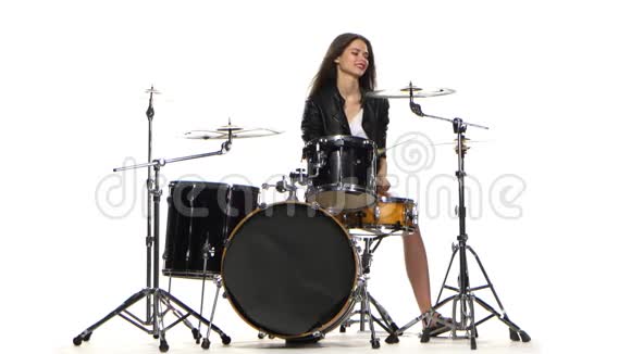 鼓手女孩开始演奏充满活力的音乐她微笑着白色背景视频的预览图