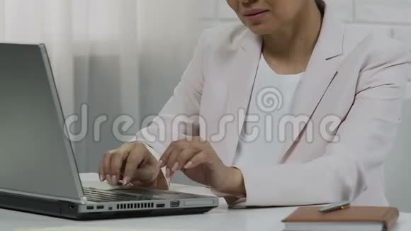 成功的亚洲女性在办公室创业和职业生涯特写中使用笔记本电脑视频的预览图
