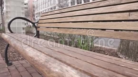 城市里的木凳视频的预览图