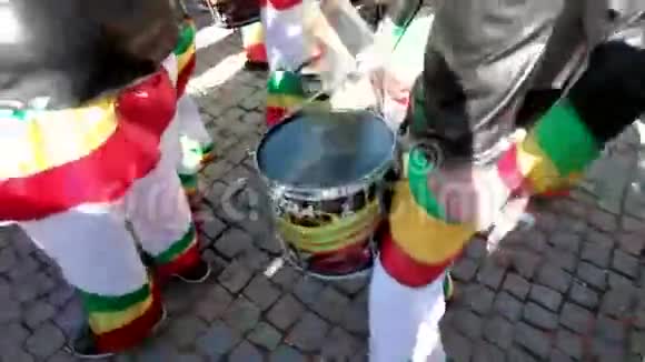 巴西里约热内卢狂欢节巴泰里亚的鼓手视频的预览图