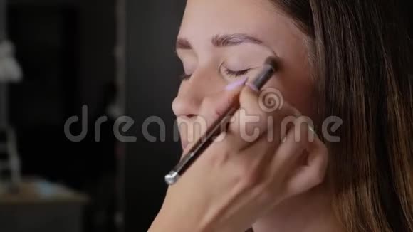一个漂亮女孩的化妆视频的预览图