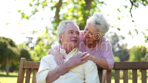 退休妇女拥抱她的丈夫视频的预览图