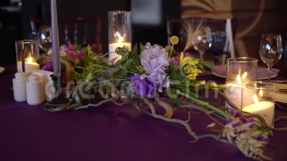 婚礼装饰婚礼内部表格布局概念新婚夫妇的餐桌装饰餐厅内部预期视频的预览图