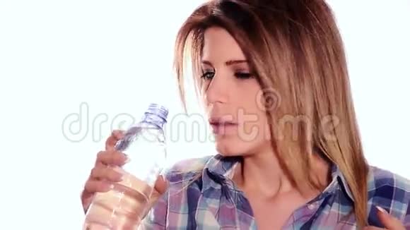 可爱的女孩从瓶子里喝水视频的预览图