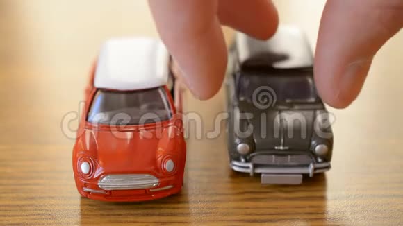 两个汽车玩具视频的预览图