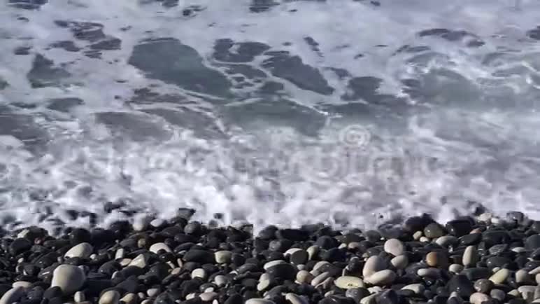 海岸波涛汹涌石岸无声视频11秒视频的预览图