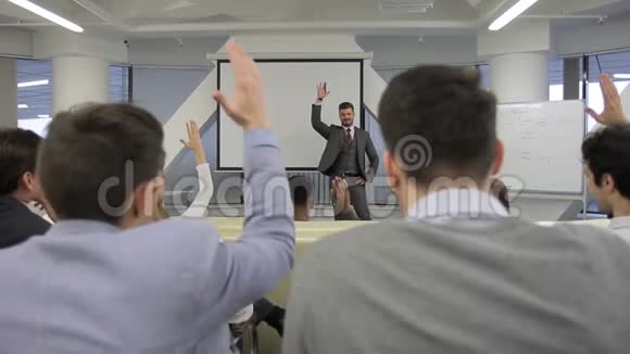 商业沙发问那些想在培训中取得成功的人并举手视频的预览图