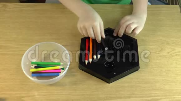 一个孩子玩铅笔视频的预览图