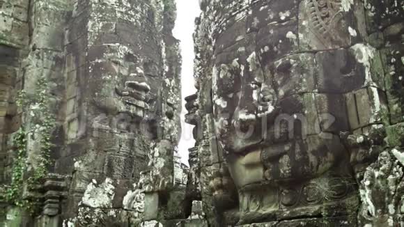 一座古老寺庙的墙壁上有巨大的石头柬埔寨巴约恩视频的预览图