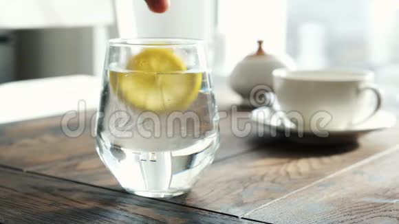 杯子里放柠檬水视频的预览图