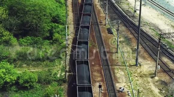 铁路装载煤炭的火车上轨道视频的预览图