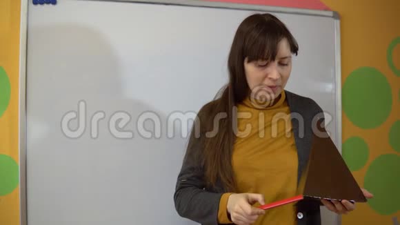小学教学中女教师站在黑板附近视频的预览图