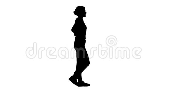 身材修身的女孩双手插在白色牛仔裤的口袋里走路视频的预览图
