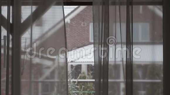 从房子的窗户看视频的预览图