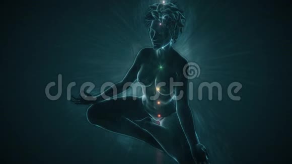 冥想的女人激活被光包围的脉轮视频的预览图