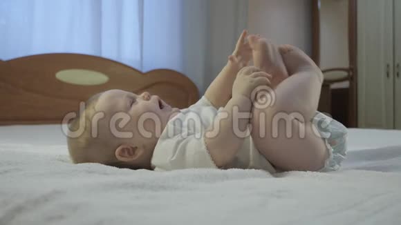 可爱的婴儿在床上哭泣视频的预览图