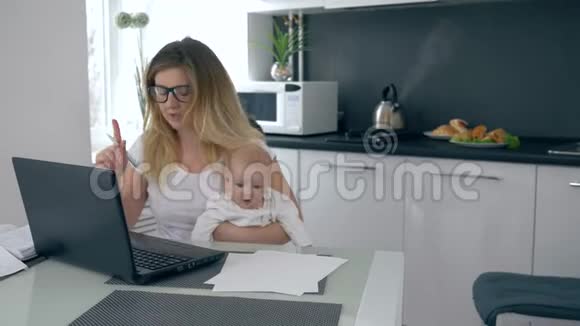 母亲妈妈抱着孩子骂儿子干扰在家工作视频的预览图