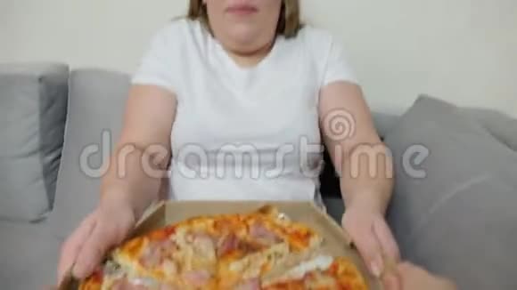 两个女孩为披萨而战视频的预览图
