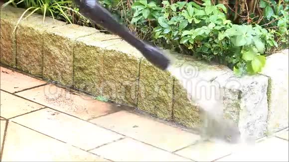 花园压力垫圈电动清洁石头视频的预览图