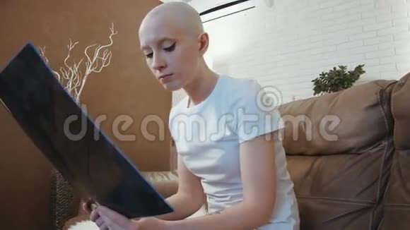忧郁的癌症病人女人看着她的x光视频的预览图