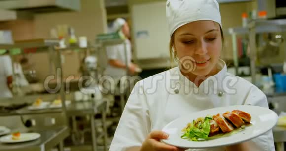 女主厨拿着盘子显示OK标志4k视频的预览图