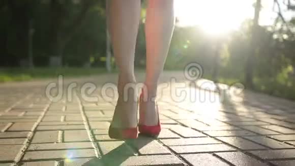 穿着红色高跟鞋走路的女人视频的预览图
