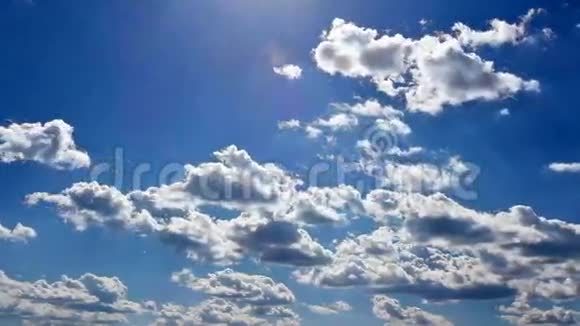 时间流逝的云彩在太阳上方视频的预览图