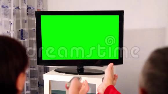 男人和女人看电视绿色屏幕视频的预览图
