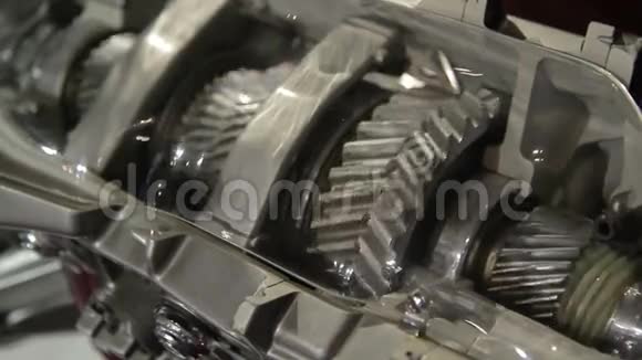 汽车制造引擎视频的预览图