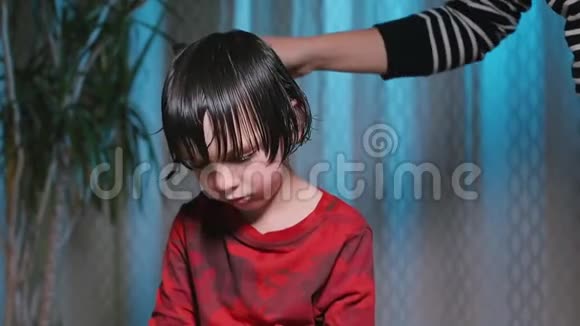 头发上的悲伤婴儿视频的预览图