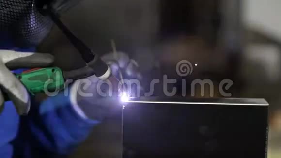 工厂工人焊接的手视频的预览图
