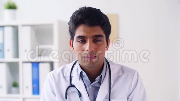 快乐微笑的年轻印度男医生画像视频的预览图