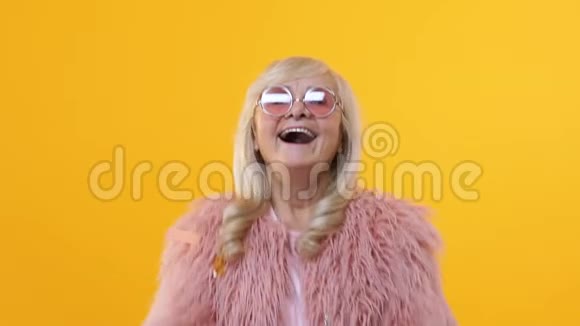 快乐的退休女性投掷彩色纸屑慢动作有乐趣的聚会视频的预览图