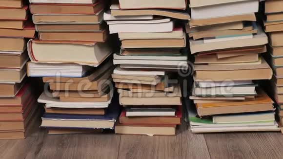 成堆的书墙视频的预览图