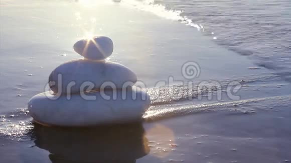 禅意和海浪的石头视频的预览图