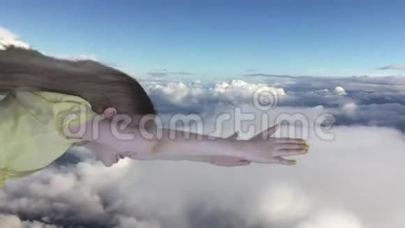 快乐的少女飞过蓝天的云彩视频的预览图