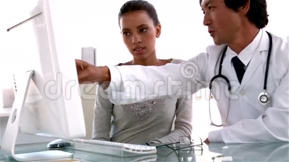 医生在电脑上给病人解释视频的预览图
