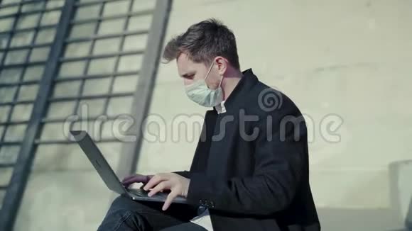 戴手提电脑面具的男人不满意发誓视频的预览图